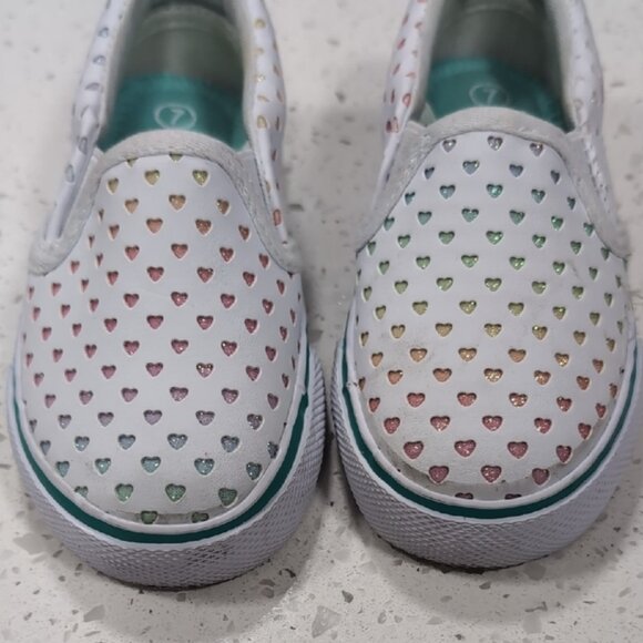 Kids Slip-On Shoes with Heart Pattern - Picture 5 of 6